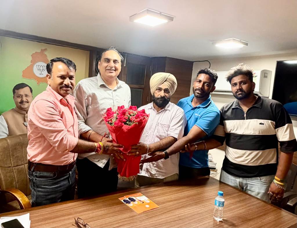 पंजाब भाजपा कार्यालय में ऑफिस सेक्रेटरी का पद संभालने पर मंडल अध्यक्ष वरिंद्र जेडी ने मित्रों के साथ सुखविंदर सिंह परमार को दी बधाई